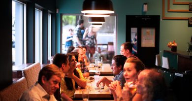 grupos de personas comiendo en un a cafetería