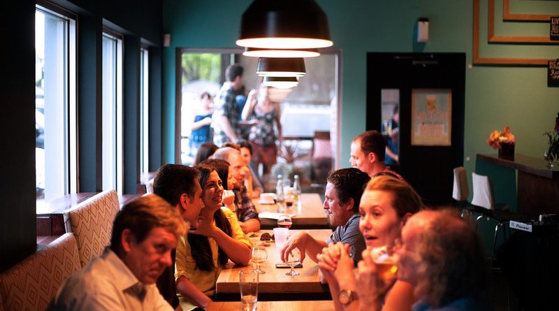 grupos de personas comiendo en un a cafetería