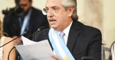 Argentina defiende su oferta de canje aunque seguirá negociando con los acreedores