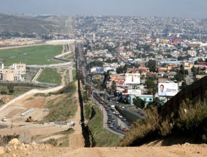 Autos en frontera con México podrían usarse para financiar muro y los mexicanos responden a la amenza de Trump