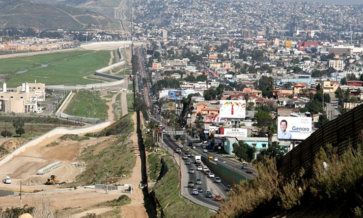 Autos en frontera con México podrían usarse para financiar muro y los mexicanos responden a la amenza de Trump